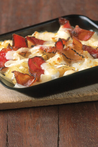 Zwiebeln mit Speck-Käse-Haube