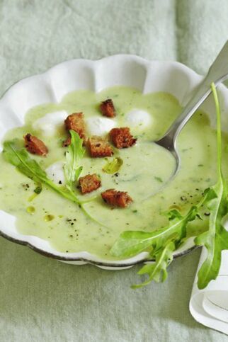 Romanescosuppe mit Büffelmozzarella Romanescosuppe mit Büffelmozzarella