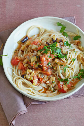 Kamut-Spaghetti mit Auberginen-Walnuss-Sugo