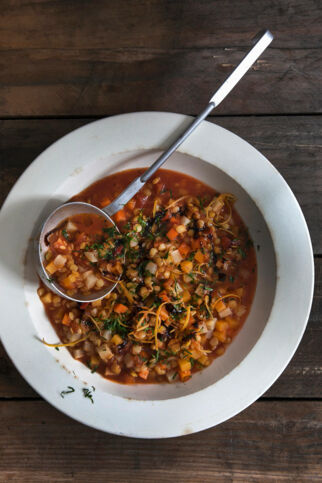 Wintergemüsetopf mit gelben Linsen und Topinambur Wintergemüsetopf mit gelben Linsen und Topinambur