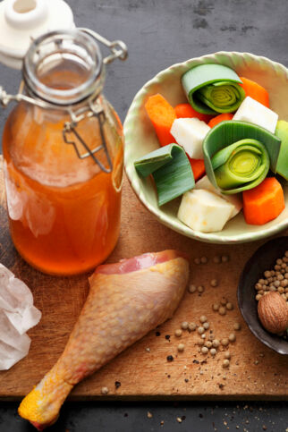 Kräftige Hühnerbrühe Kräftige Hühnerbrühe