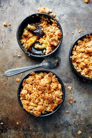 Dattel-Crumble mit karamellisierten Quitten