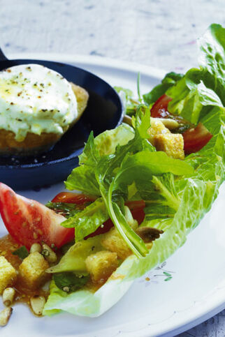 Sommersalat mit Knoblauchcroûtons
