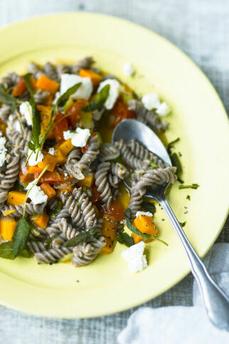 Möhren-Salbei-Nudeln mit Ziegenkäse Möhren-Salbei-Nudeln mit Ziegenkäse