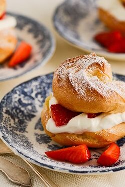 Windbeutel mit Erdbeeren und Schlagsahne Windbeutel mit Erdbeeren und Schlagsahne
