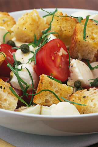 Brotsalat mit Mozzarella und Tomaten