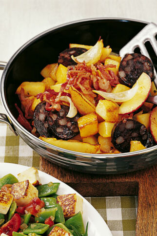 Bratkartoffeln mit Blutwurst und Äpfeln Bratkartoffeln mit Blutwurst und Äpfeln