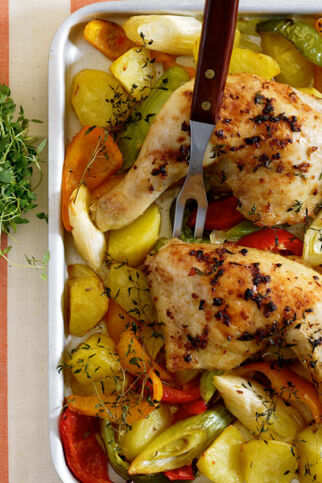 Hühnerkeulen auf Paprika-Lauch-Kartoffeln Hühnerkeulen auf Paprika-Lauch-Kartoffeln