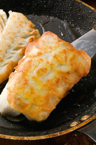 Seelachs mit Kartoffelschuppen und Kerbelschaum Seelachs mit Kartoffelschuppen und Kerbelschaum