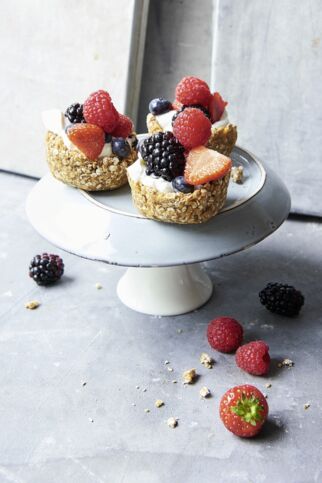 Granola-Cups mit Beeren Granola-Cups mit Beeren