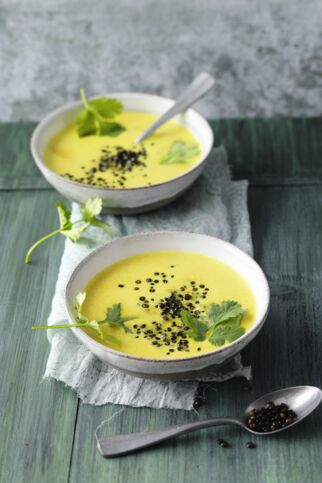 Kurkuma-Kokos-Suppe mit gerösteten Linsen Kurkuma-Kokos-Suppe mit gerösteten Linsen