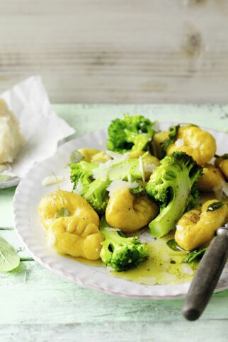 Kurkuma-Ricotta-Gnocchi mit Brokkoli