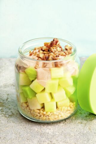 Melonensalat mit Joghurt und Walnüssen Melonensalat mit Joghurt und Walnüssen