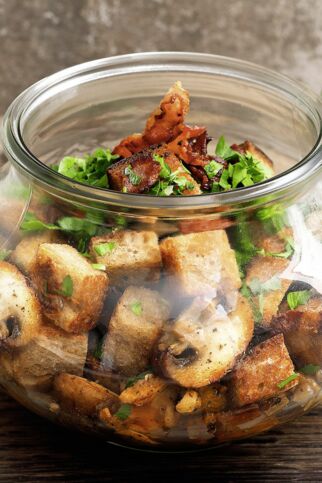 Brotsalat mit Pilzen und Speck
