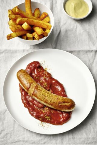 Wildcurrywurst mit Pommes und Dip Wildcurrywurst mit Pommes und Dip