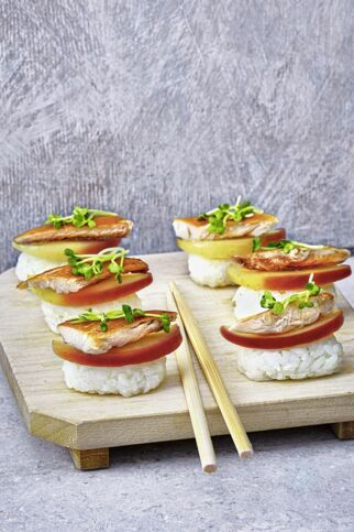 Nigiri mit Makrele und Apfel Nigiri mit Makrele und Apfel