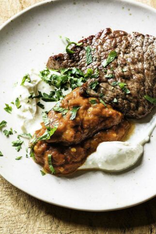 Ajvar mit Hüftsteaks und Joghurt Ajvar mit Hüftsteaks und Joghurt