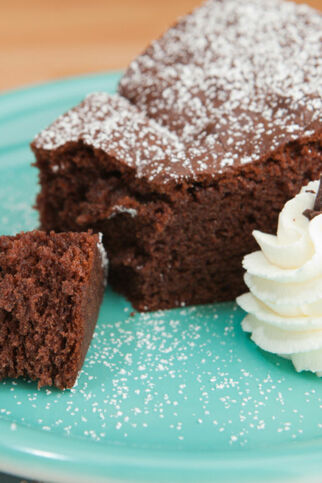 Teller mit einem Stück Ovomaltine-Kuchen und Sahne Ovomaltinekuchen