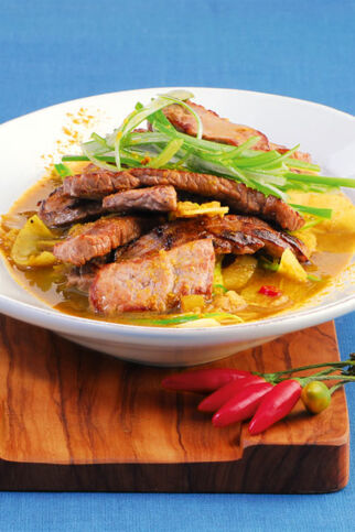 Rindfleisch mit Curry und frischer Kokosnuss