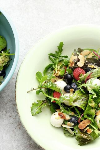 Wildkräutersalat mit Beeren Wildkräutersalat mit Beeren