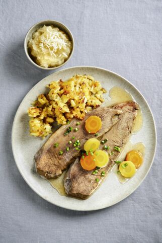 Tafelspitz mit Rösterdäpfeln und Opflkren