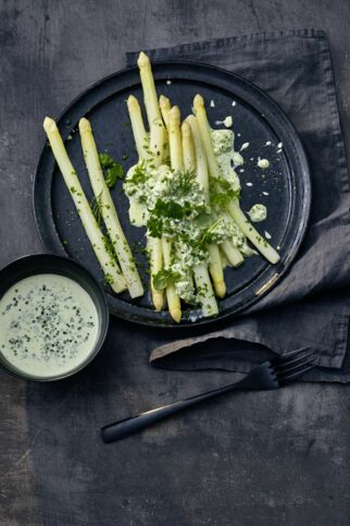 Weißer Spargel mit grüner Sauce Weißer Spargel mit grüner Sauce