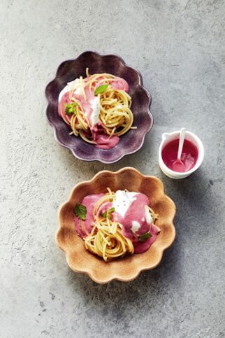 »Spaghetti-Eis«-Dessert mit Apfel und Erdbeersauce »Spaghetti-Eis«-Dessert mit Apfel und Erdbeersauce