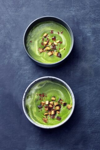Mangoldsuppe mit Räuchertofu-Crôutons Mangoldsuppe mit Räuchertofu-Crôutons