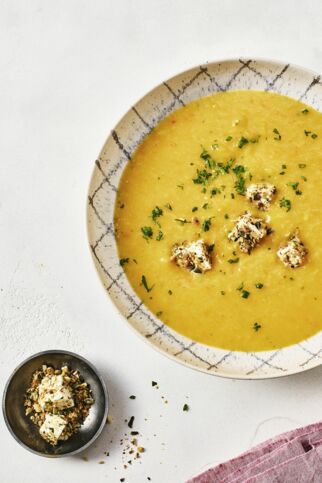 Gemüsesuppe mit Feta-Nuss-Topping Gemüsesuppe mit Feta-Nuss-Topping