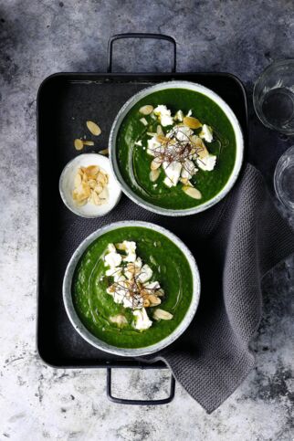 Spinatsuppe mit Feta und Mandeln Spinatsuppe mit Feta und Mandeln