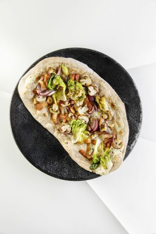 Flammkuchen mit Speck, 
Endivie, Pilzen und Walnüssen