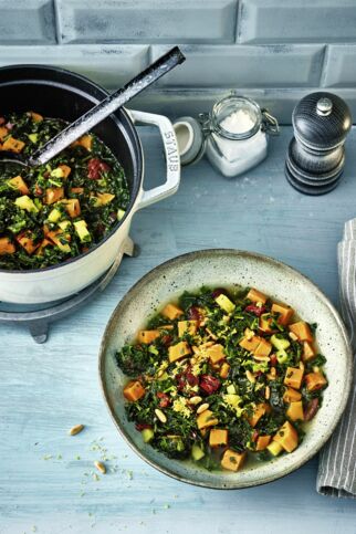 Süsskartoffel-Grünkohl-Eintopf mit Zitrone und Pinienkernen Süsskartoffel-Grünkohl-Eintopf mit Zitrone und Pinienkernen