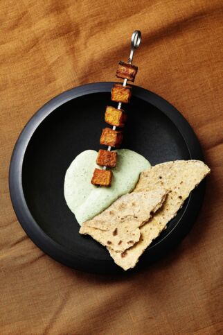 Kürbisspieße mit Haferbrot und Cashewsauce Kürbisspieße mit Haferbrot und Cashewsauce