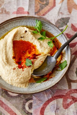 Schale mit Hummus mit roter Butter - Hummus Grundrezept Hummus-Grundrezept