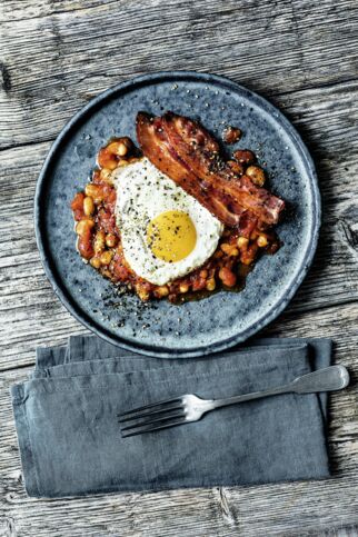 Baked Beans mit Speck und Spiegelei