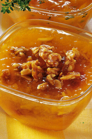 Aprikosenkonfitüre mit Mandelkrokant Aprikosenkonfitüre mit Mandelkrokant