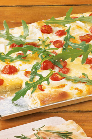 Pizza mit Rucola, Tomaten und Mozzarella