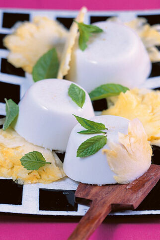 Kokospudding mit Ananas und Minze