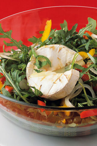 Paprika-Rucola-Salat mit Camembert