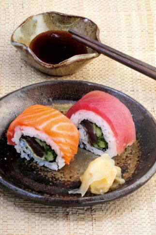 Regenbogen-Sushi mit Lachs und Thunfisch