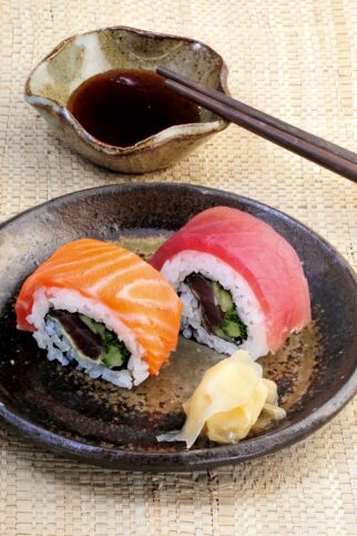 Regenbogen-Sushi mit Lachs und Thunfisch Regenbogen-Sushi mit Lachs und Thunfisch