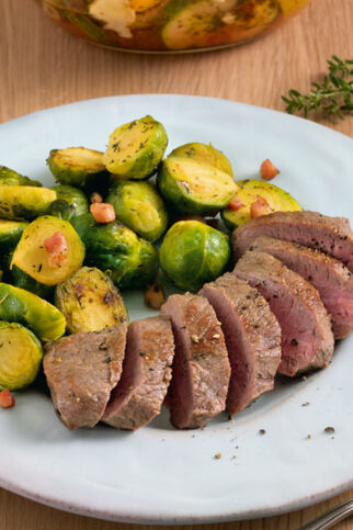 Lammfilet mit Speck-Rosenkohl Lammfilet mit Speck-Rosenkohl