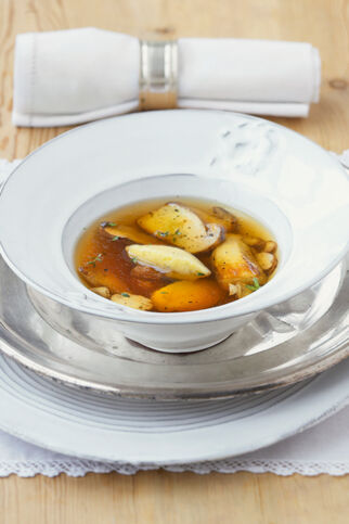 Klare Steinpilzsuppe mit Polentaklößchen Klare Steinpilzsuppe mit Polentaklößchen