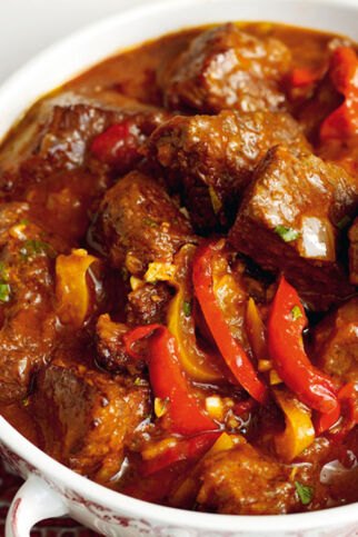 Ungarisches Gulasch mit Paprika und Majoran