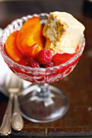 Pfirsich Melba mit Himbeersauce und Krokantparfait Pfirsich Melba mit Himbeersauce und Krokantparfait