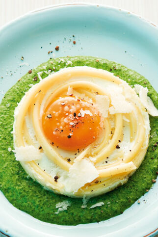 Spiegelei mit Makkaroni auf Creme-Spinat