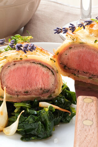 Lammrückenfilet im Kräuterblätterteig Lammrückenfilet im Kräuterblätterteig