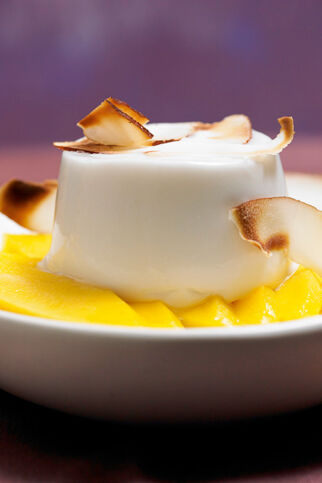 Kokos-Pannacotta mit Mango