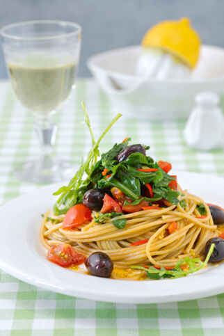 Spaghetti mit Rucola und schwarzen Oliven Spaghetti mit Rucola und schwarzen Oliven