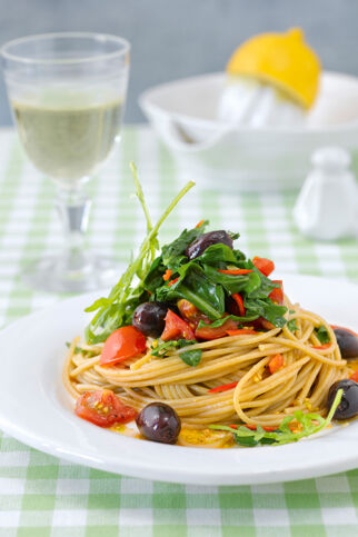 Spaghetti mit Rucola und schwarzen Oliven